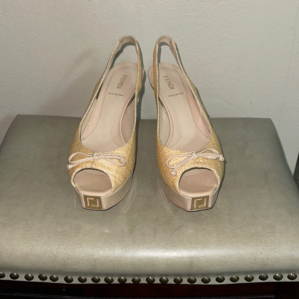 Fendi tan patent leather heels size 38.5